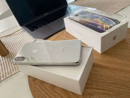 iPhone XS Silver (256GB capacity) *EXCELLENT CONDITION * , comes with box and all accessories