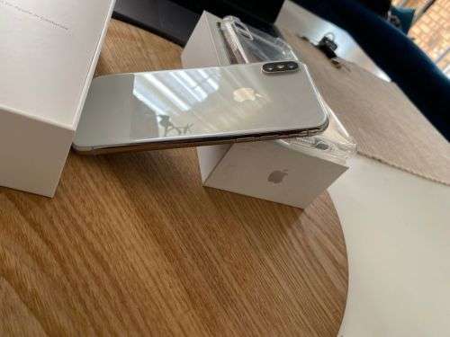 iPhone XS Silver (256GB capacity) *EXCELLENT CONDITION * , comes with box and all accessories