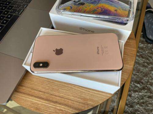 iPhone XS Max Gold (64GB ) *EXCELLENT CONDITION * , comes with packaging and all accessories