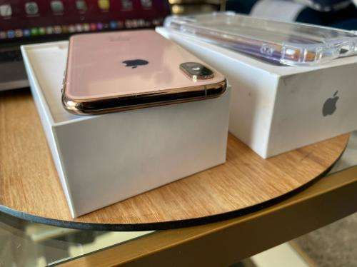 iPhone XS Max Gold (64GB ) *EXCELLENT CONDITION * , comes with packaging and all accessories