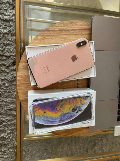iPhone XS Max Gold (64GB ) *EXCELLENT CONDITION * , comes with packaging and all accessories
