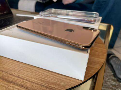iPhone XS Max Gold (64GB ) *EXCELLENT CONDITION * , comes with packaging and all accessories