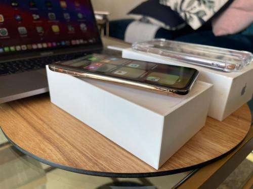 iPhone XS Max Gold (64GB ) *EXCELLENT CONDITION * , comes with packaging and all accessories
