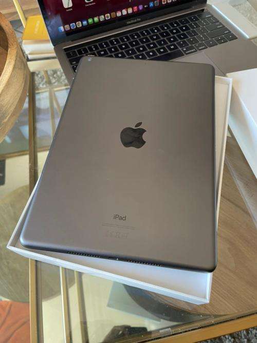 iPad 8th Gen 4G + Wi-Fi 128GB Excellent Condition + box and Proof of payment *READ AD*
