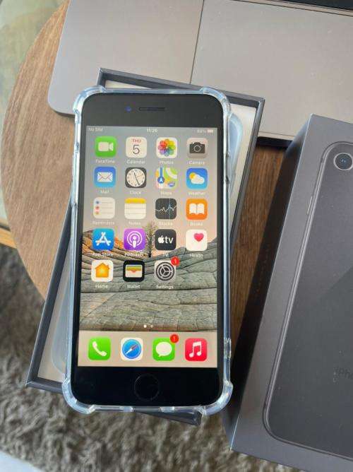 iPhone 8 Space Grey(64GB) *EXCELLENT CONDITION *, comes with packaging and accessories