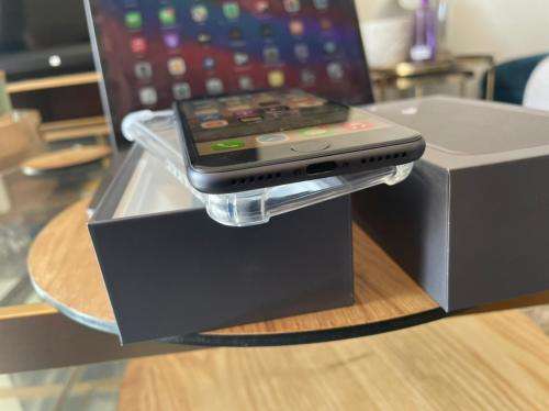 iPhone 8 Space Grey(64GB) *EXCELLENT CONDITION *, comes with packaging and accessories