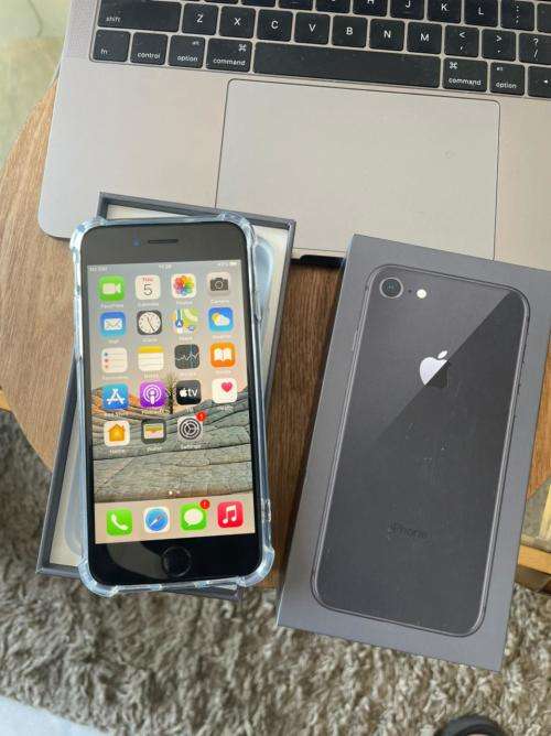 iPhone 8 Space Grey(64GB) *EXCELLENT CONDITION *, comes with packaging and accessories