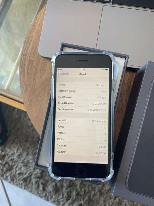 iPhone 8 Space Grey(64GB) *EXCELLENT CONDITION *, comes with packaging and accessories