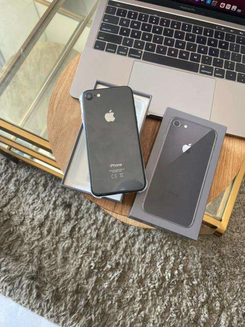 iPhone 8 Space Grey(64GB) *EXCELLENT CONDITION *, comes with packaging and accessories