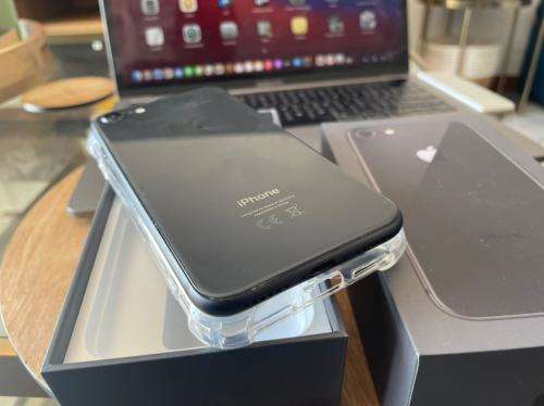 iPhone 8 Space Grey(64GB) *EXCELLENT CONDITION *, comes with packaging and accessories
