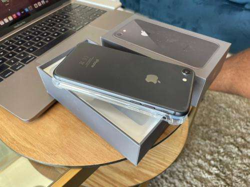 iPhone 8 Space Grey(64GB) *EXCELLENT CONDITION *, comes with packaging and accessories