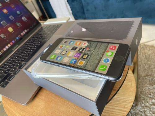 iPhone 8 Space Grey(64GB) *EXCELLENT CONDITION *, comes with packaging and accessories