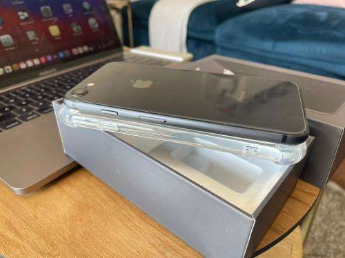 iPhone 8 Space Grey(64GB) *EXCELLENT CONDITION *, comes with packaging and accessories