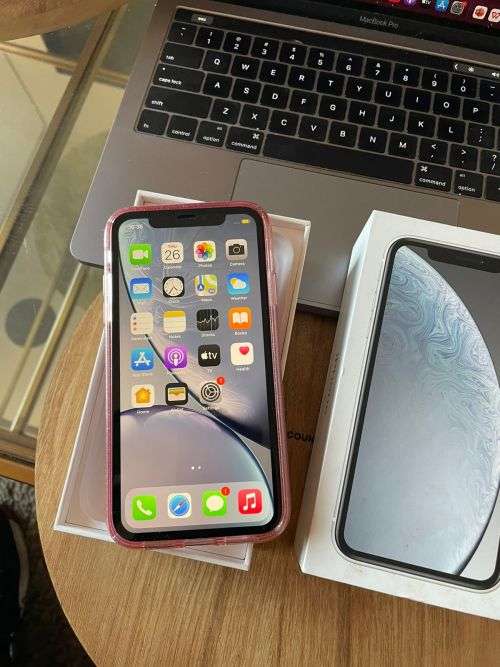 iPhone XR White (128GB capacity) *EXCELLENT CONDITION , comes with box and all accessories