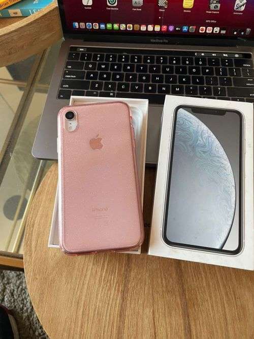 iPhone XR White (128GB capacity) *EXCELLENT CONDITION , comes with box and all accessories