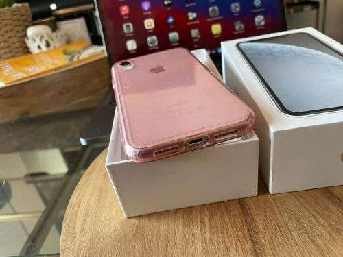 iPhone XR White (128GB capacity) *EXCELLENT CONDITION , comes with box and all accessories