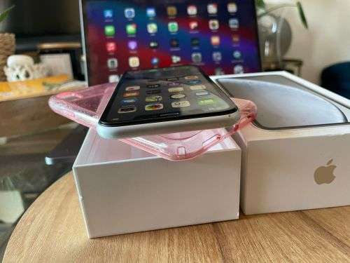 iPhone XR White (128GB capacity) *EXCELLENT CONDITION , comes with box and all accessories