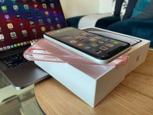 iPhone XR White (128GB capacity) *EXCELLENT CONDITION , comes with box and all accessories