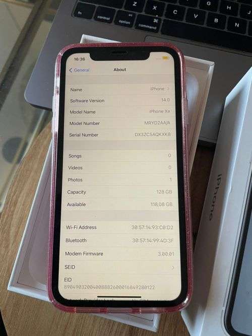 iPhone XR White (128GB capacity) *EXCELLENT CONDITION , comes with box and all accessories