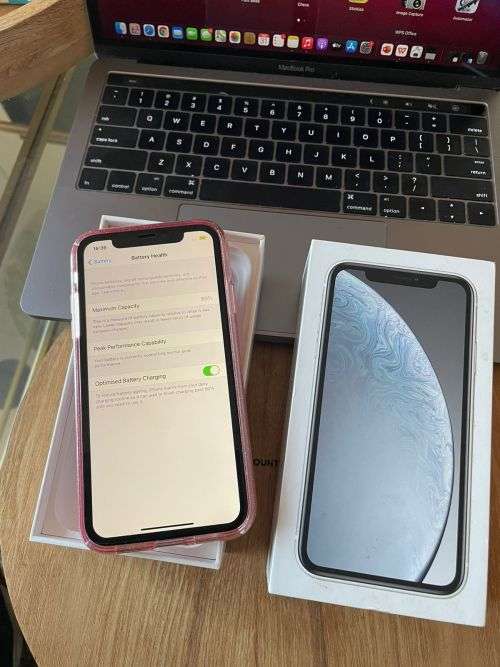 iPhone XR White (128GB capacity) *EXCELLENT CONDITION , comes with box and all accessories