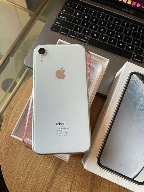 iPhone XR White (128GB capacity) *EXCELLENT CONDITION , comes with box and all accessories