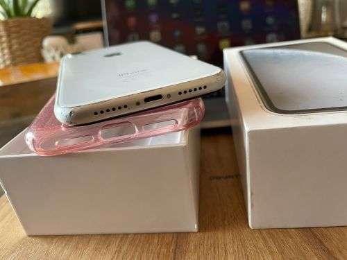 iPhone XR White (128GB capacity) *EXCELLENT CONDITION , comes with box and all accessories