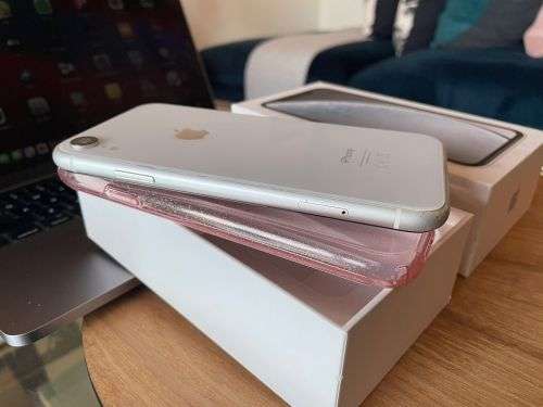 iPhone XR White (128GB capacity) *EXCELLENT CONDITION , comes with box and all accessories