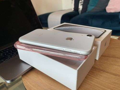 iPhone XR White (128GB capacity) *EXCELLENT CONDITION , comes with box and all accessories