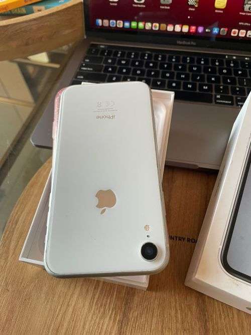 iPhone XR White (128GB capacity) *EXCELLENT CONDITION , comes with box and all accessories