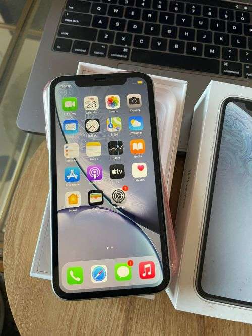 iPhone XR White (128GB capacity) *EXCELLENT CONDITION , comes with box and all accessories