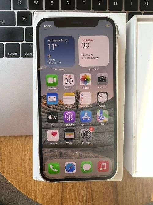 iPhone 12 Mini (64GB) in Excellent Condition + box and accessories