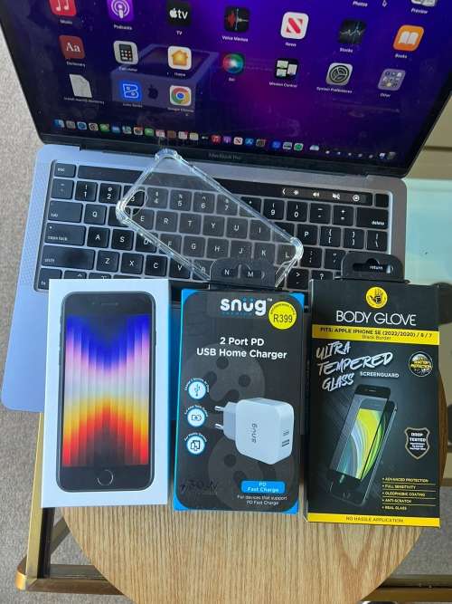 iPhone SE 2022  (5G Version)Space Grey 64GB + extras worth R699 *BRAND NEW SEALED *