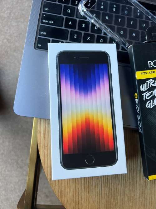 iPhone SE 2022  (5G Version)Space Grey 64GB + extras worth R699 *BRAND NEW SEALED *