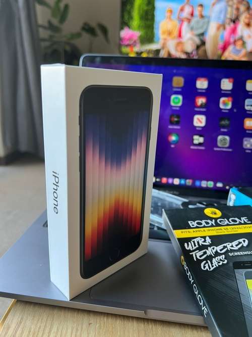 iPhone SE 2022  (5G Version)Space Grey 64GB + extras worth R699 *BRAND NEW SEALED *