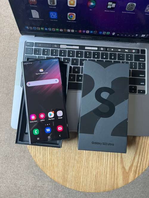 Samsung Galaxy S22 Ultra Phantom Black 12GB Ram (256GB)*EXCELLENT CONDITION *  + Box and accessories