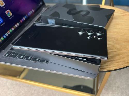 Samsung Galaxy S22 Ultra Phantom Black 12GB Ram (256GB)*EXCELLENT CONDITION *  + Box and accessories