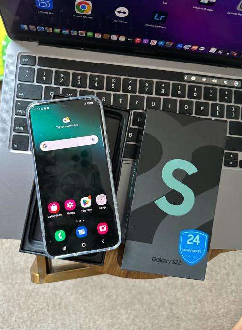 Samsung Galaxy S22 (128GB)* EXCELLENT CONDITION  + box & accessories *OPEN TO ALL NETWORKS*