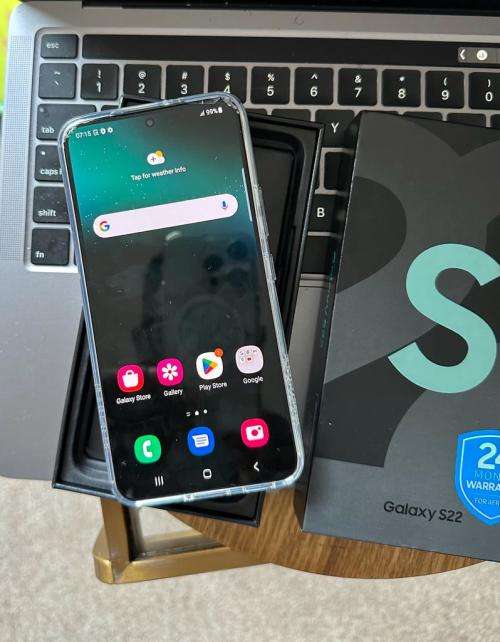 Samsung Galaxy S22 (128GB)* EXCELLENT CONDITION  + box & accessories *OPEN TO ALL NETWORKS*