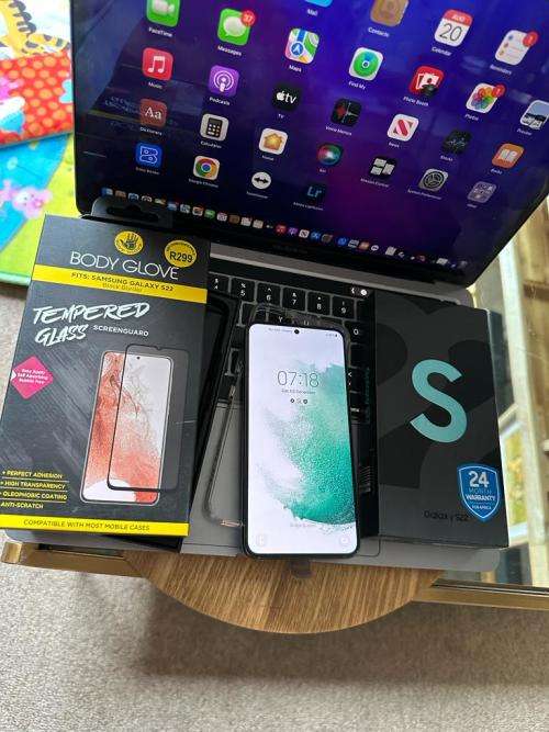 Samsung Galaxy S22 (128GB)* EXCELLENT CONDITION  + box & accessories *OPEN TO ALL NETWORKS*
