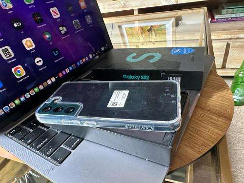 Samsung Galaxy S22 (128GB)* EXCELLENT CONDITION  + box & accessories *OPEN TO ALL NETWORKS*