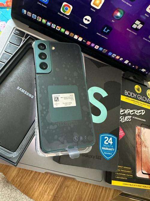 Samsung Galaxy S22 (128GB)* EXCELLENT CONDITION  + box & accessories *OPEN TO ALL NETWORKS*