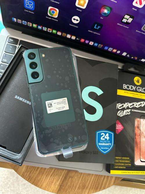 Samsung Galaxy S22 (128GB)* EXCELLENT CONDITION  + box & accessories *OPEN TO ALL NETWORKS*