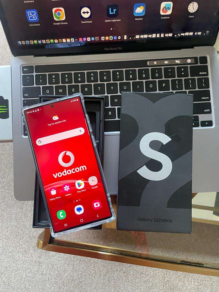 Samsung Galaxy S22 Ultra Phantom Silver 12GB Ram (256GB)*EXCELLENT CONDITION *  +Box and accessories