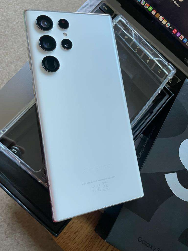 Samsung Galaxy S22 Ultra Phantom Silver 12GB Ram (256GB)*EXCELLENT CONDITION *  +Box and accessories