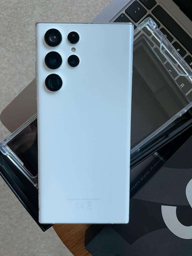 Samsung Galaxy S22 Ultra Phantom Silver 12GB Ram (256GB)*EXCELLENT CONDITION *  +Box and accessories