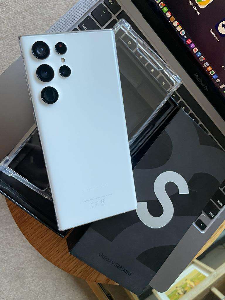 Samsung Galaxy S22 Ultra Phantom Silver 12GB Ram (256GB)*EXCELLENT CONDITION *  +Box and accessories