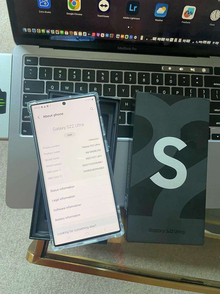 Samsung Galaxy S22 Ultra Phantom Silver 12GB Ram (256GB)*EXCELLENT CONDITION *  +Box and accessories