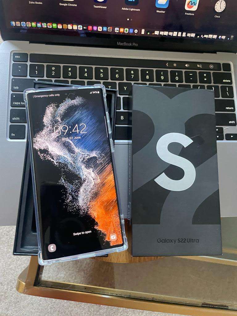 Samsung Galaxy S22 Ultra Phantom Silver 12GB Ram (256GB)*EXCELLENT CONDITION *  +Box and accessories