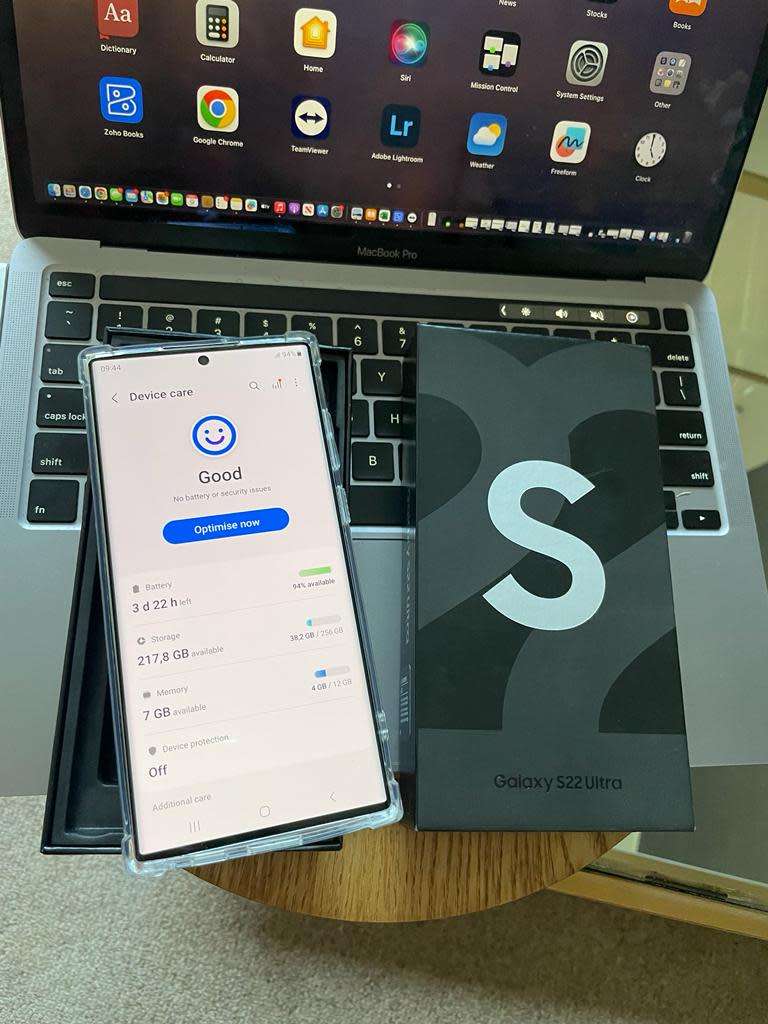 Samsung Galaxy S22 Ultra Phantom Silver 12GB Ram (256GB)*EXCELLENT CONDITION *  +Box and accessories