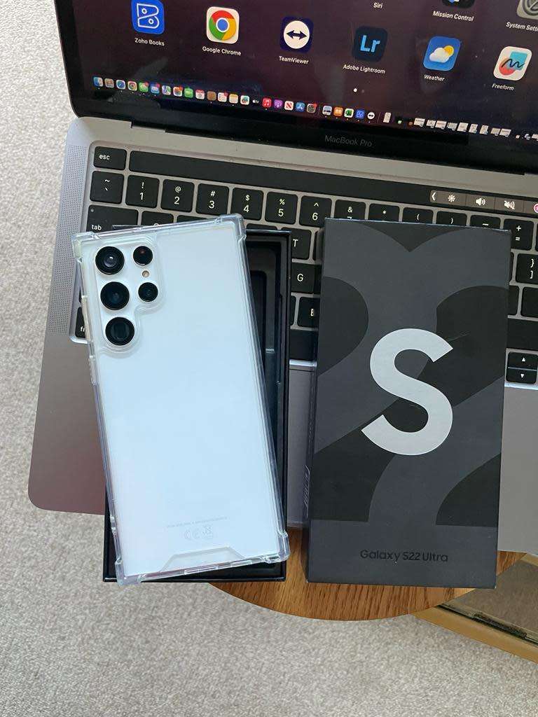 Samsung Galaxy S22 Ultra Phantom Silver 12GB Ram (256GB)*EXCELLENT CONDITION *  +Box and accessories